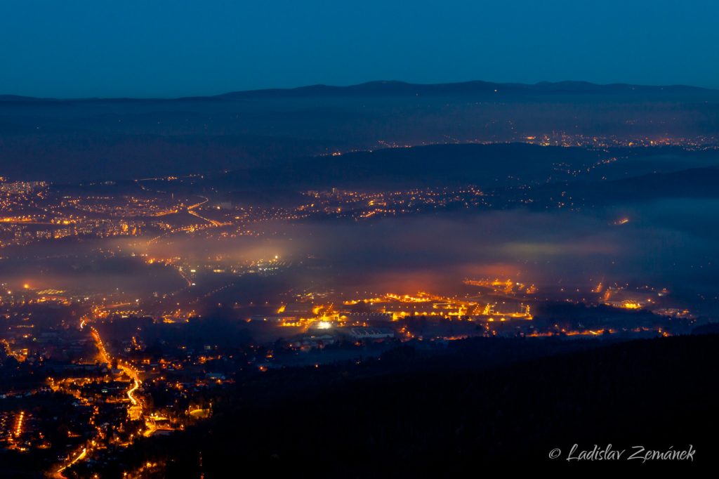 Mlha nad večerním Libercem - pohled z Ještědu