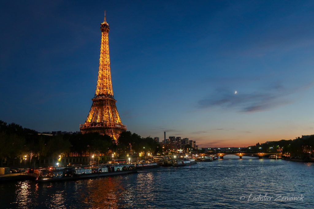 Seina a Eiffelova věž po západu slunce