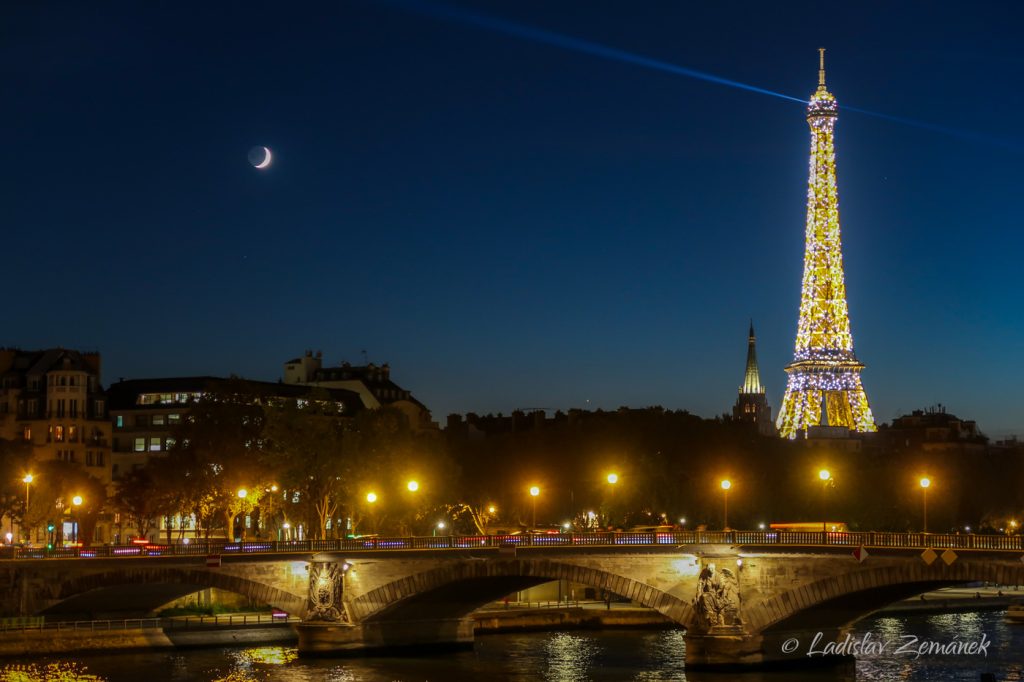 Seina a Eiffelova věž po západu slunce