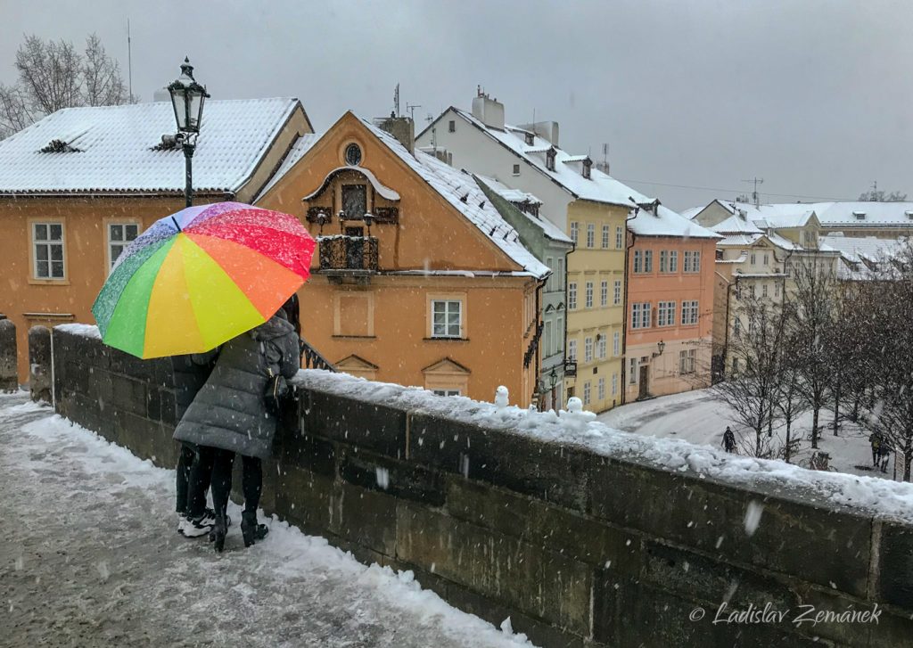 Barevná zima na Karlově mostě