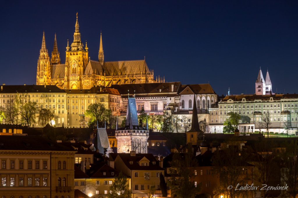 Výhled z Alšova nábřeží na Pražský hrad