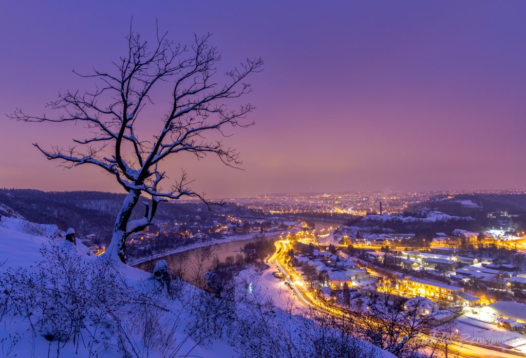 Večerní výhled z Bohnic na údolí Vltavy