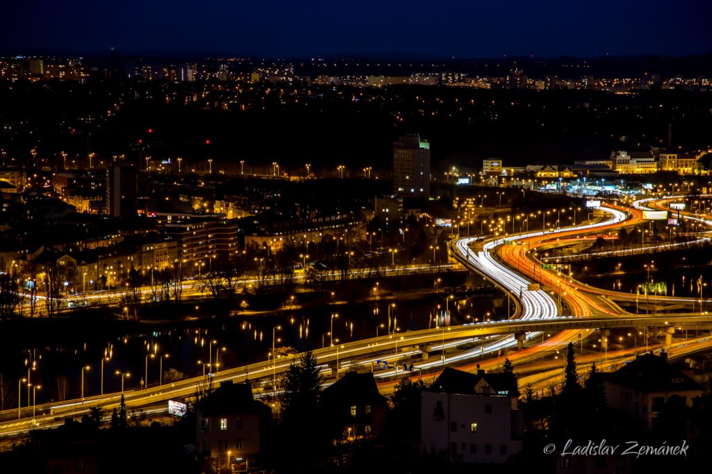 Provoz - večerní Barrandovský most