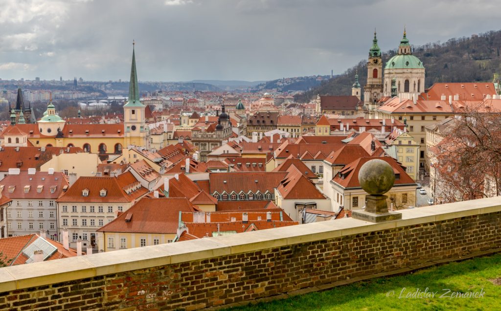 Pražský hrad - zahrada Na Valech - výhled na Malou Stranu
