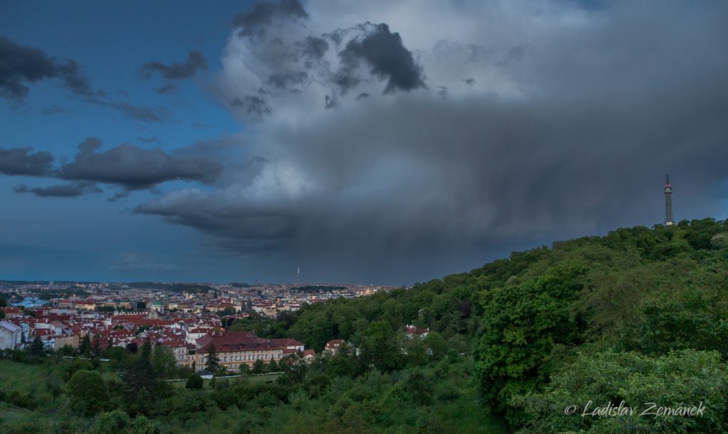 Večerní déšť nad Petřínem