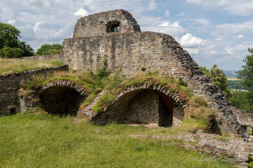 Zřícenina hradu a zámek Klenová