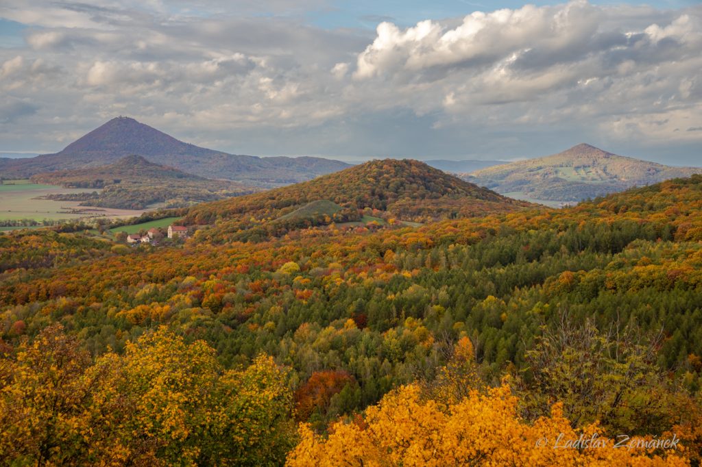 Zřícenina hradu Košťálov - výhled - směr Sutom a Holý vrch