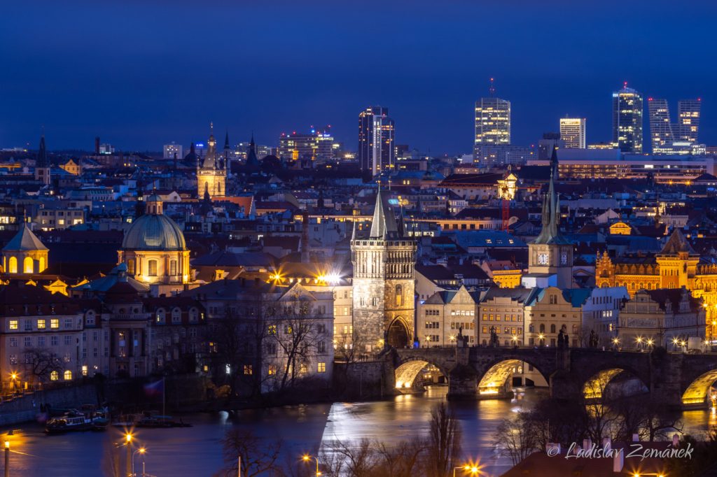 Karlův most a panorama Prahy - večer