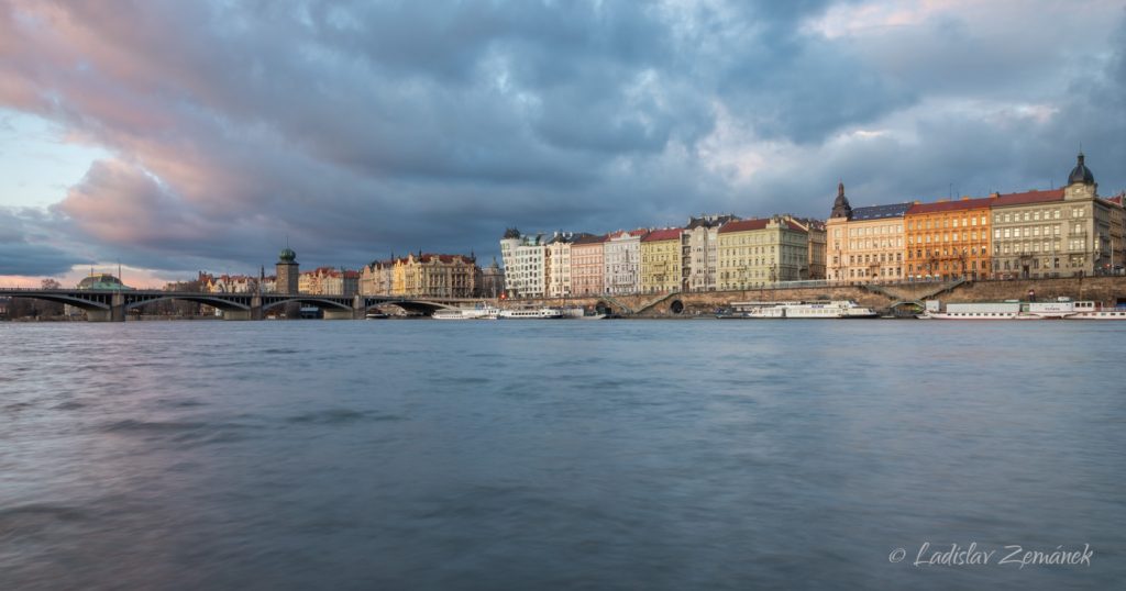 Palackého most a Rašínovo nábřeží