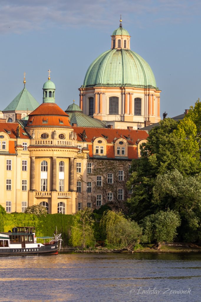 Kostel sv. Františka z Assisi a Klášter křižovníků s červenou hvězdou