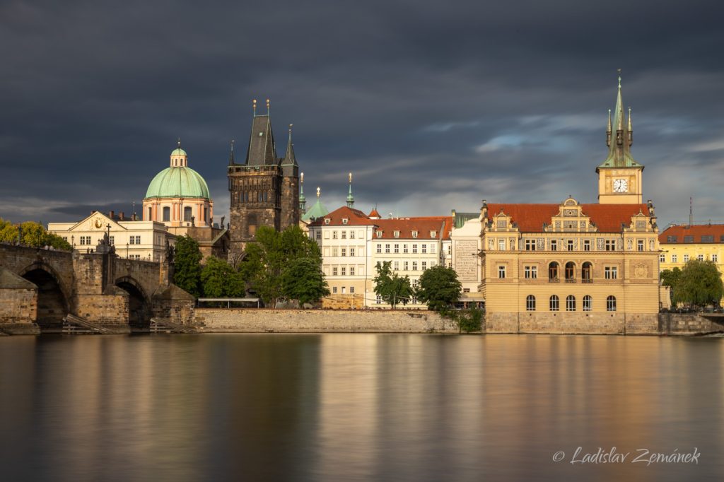 Karlův most těsně po dešti