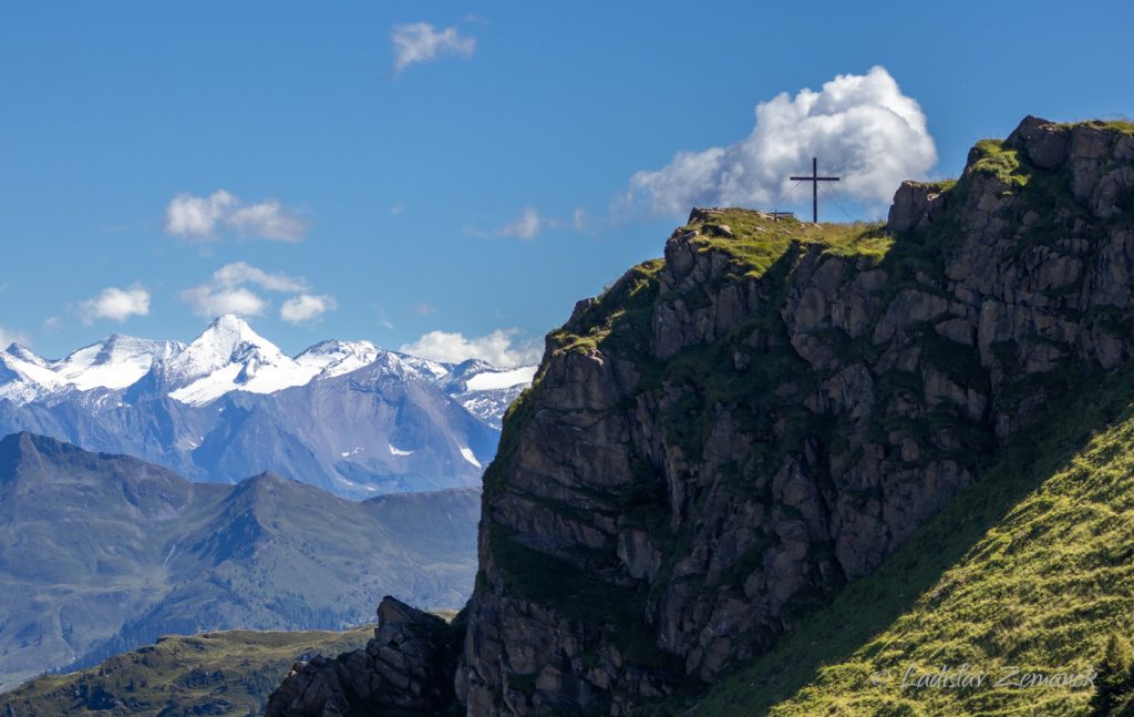 Kitzbühelské Alpy a zasněžené Vysoké Taury