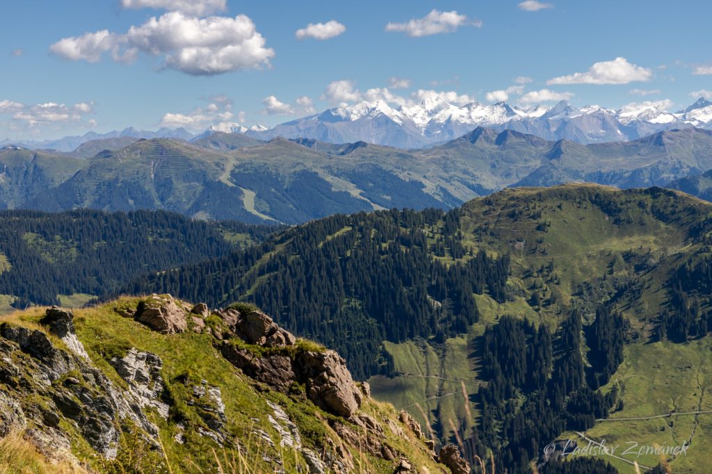 Kitzbühelské Alpy a zasněžené Vysoké Taury