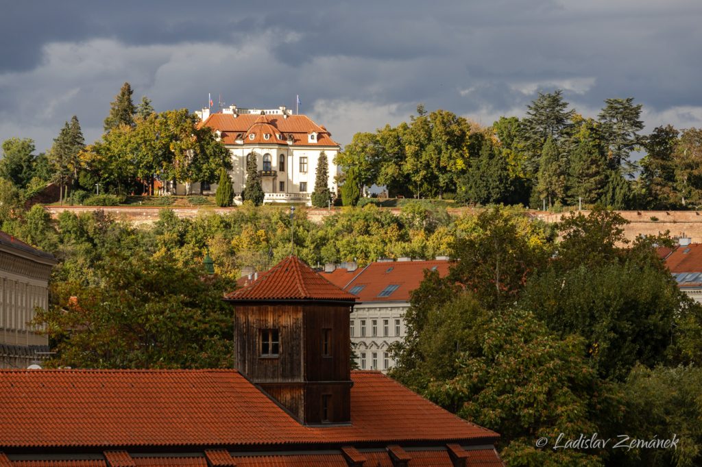 Výhled z mostu na Kramářovu vilu