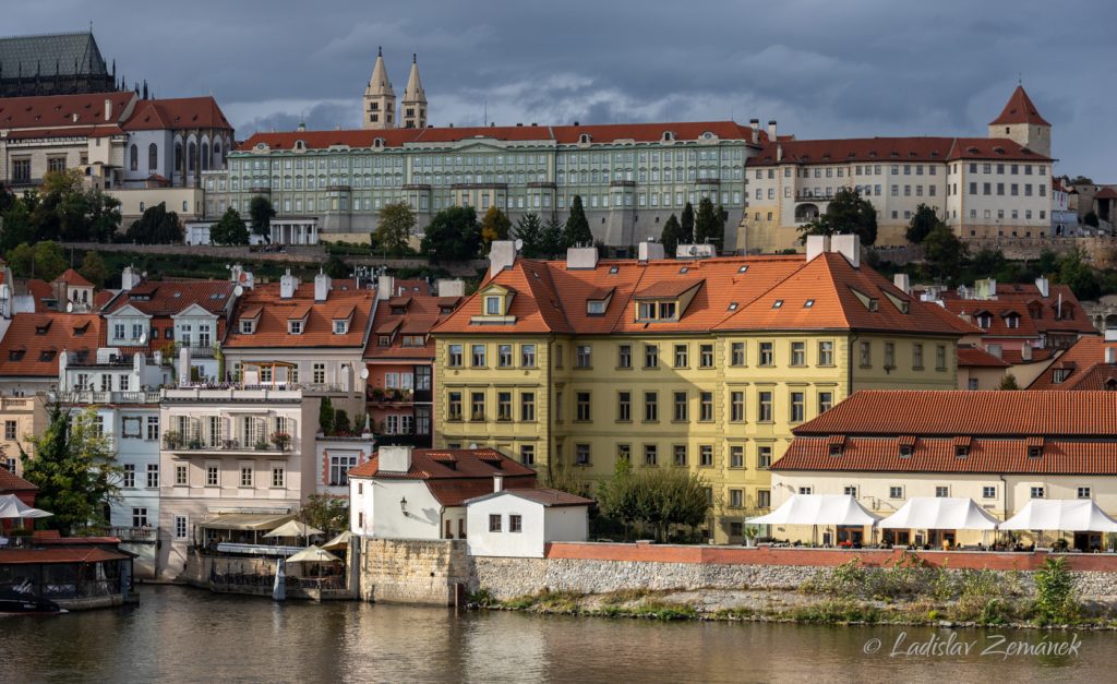 Výhled z mostu na Malou Stranu