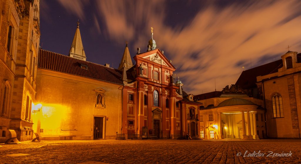 Večer na Pražském hradě - náměstí U Svatého Jiří