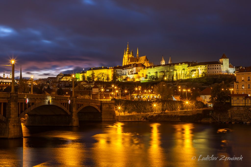Večerní Pražský hrad a Mánesův most