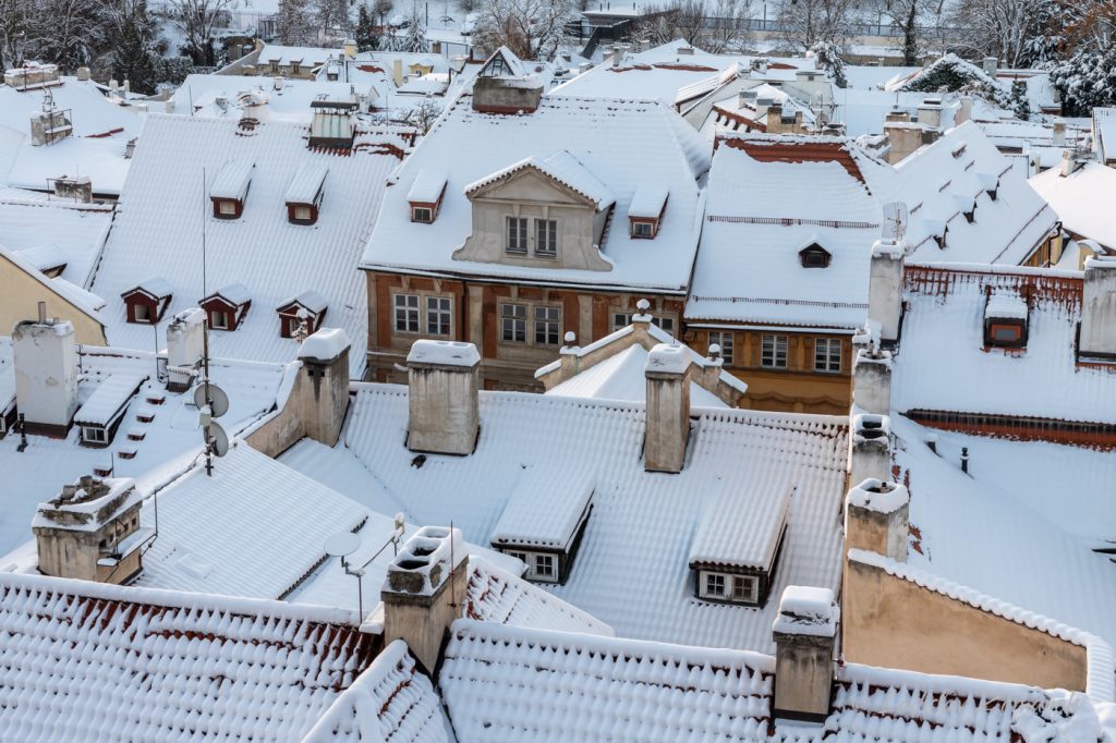 Malostranské střechy v zimě